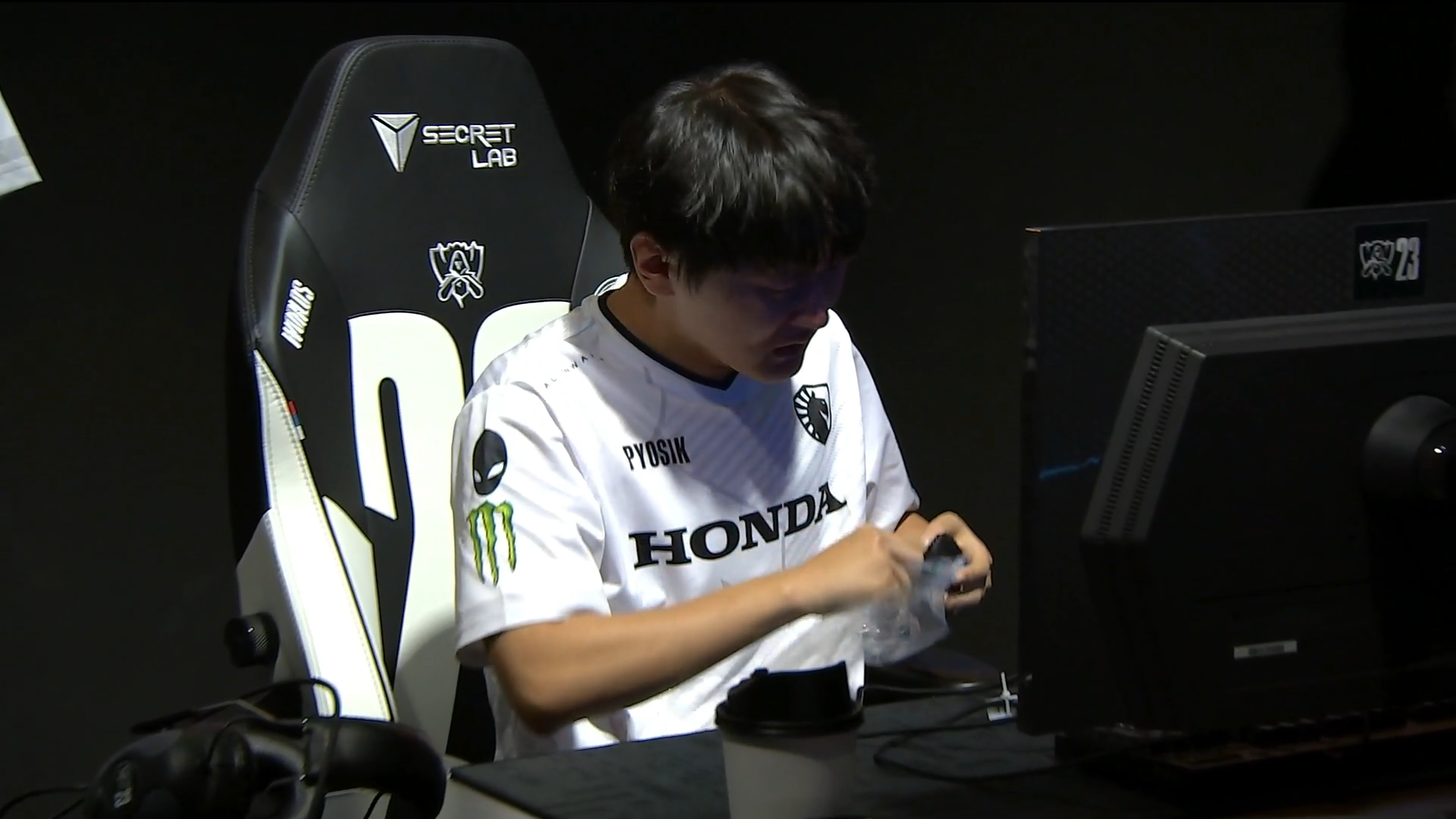 哭了 ! TL成為S13首支淘汰隊伍 去年冠軍pyosik淚灑現場 | 英雄聯盟