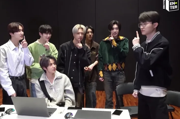 Faker 跟 ENHYPEN 一起舞蹈挑戰! 網友爆笑：「沒滑鼠扭不起來」