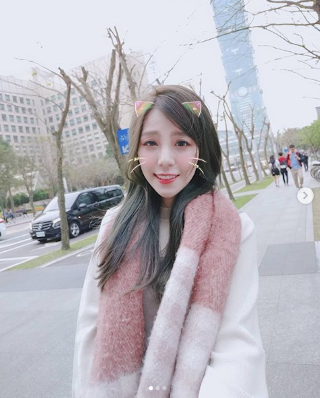 氣質古典「音樂才女」小彩Zaya，穿上旗袍展現迷人好身材！