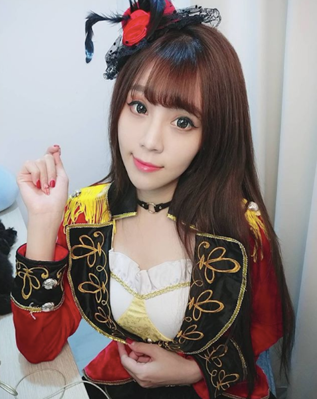 氣質古典「音樂才女」小彩Zaya，穿上旗袍展現迷人好身材！