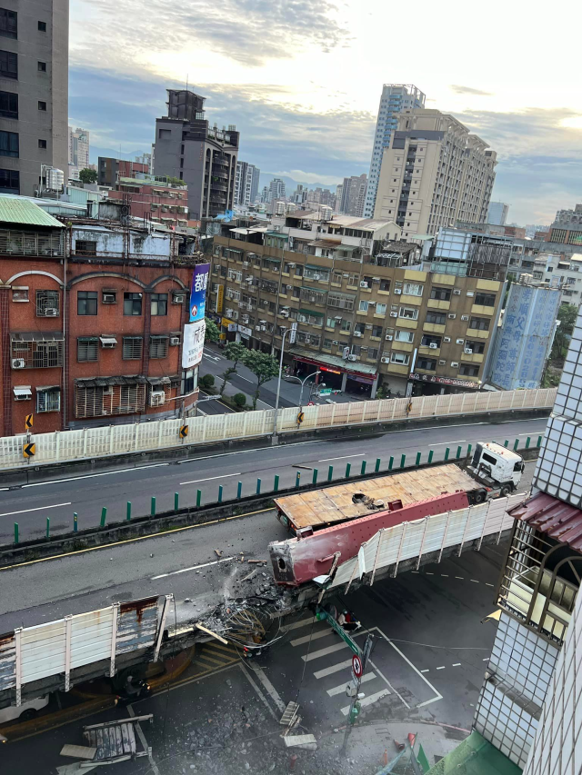 忠孝橋「拖板車撞斷護欄」全線封閉