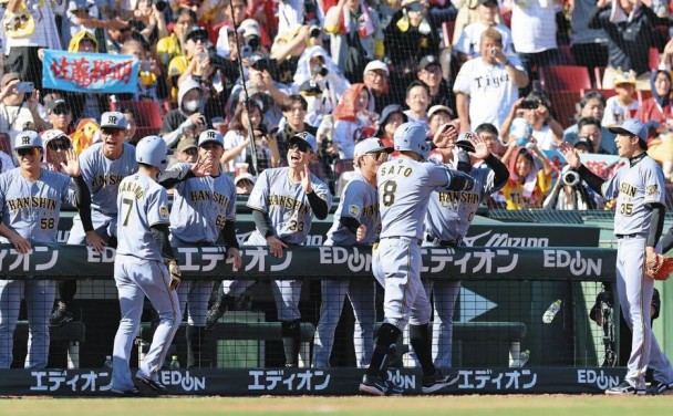 阪神虎二連霸!奪冠瞬間道頓堀5人接連跳河 警方800人也攔不住