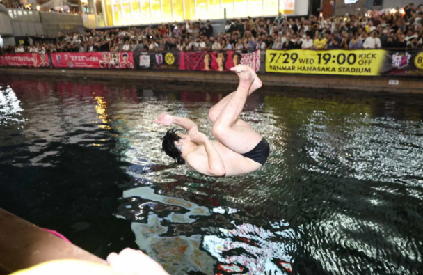 阪神虎二連霸!奪冠瞬間道頓堀5人接連跳河 警方800人也攔不住