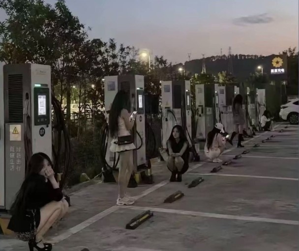 asmongold 女友 Kaise 向國外網友介紹中國